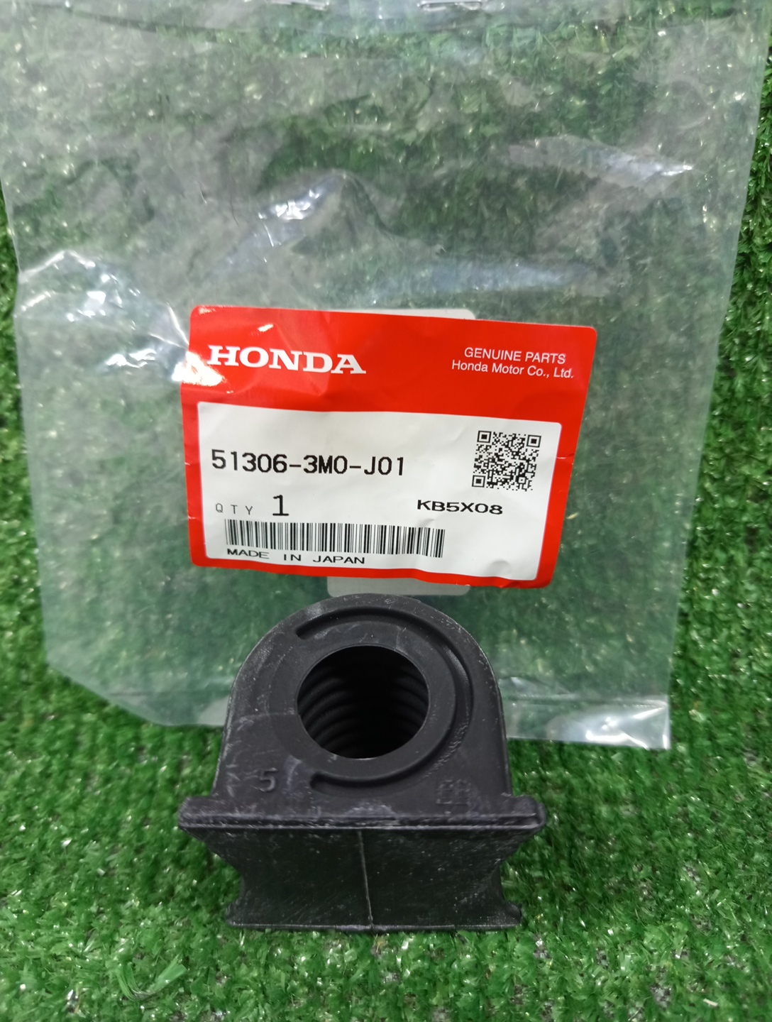 Втулка стабилизатора правая передняя HONDA VEZEL RV4 51306-3M0-J01 2 ракурс
