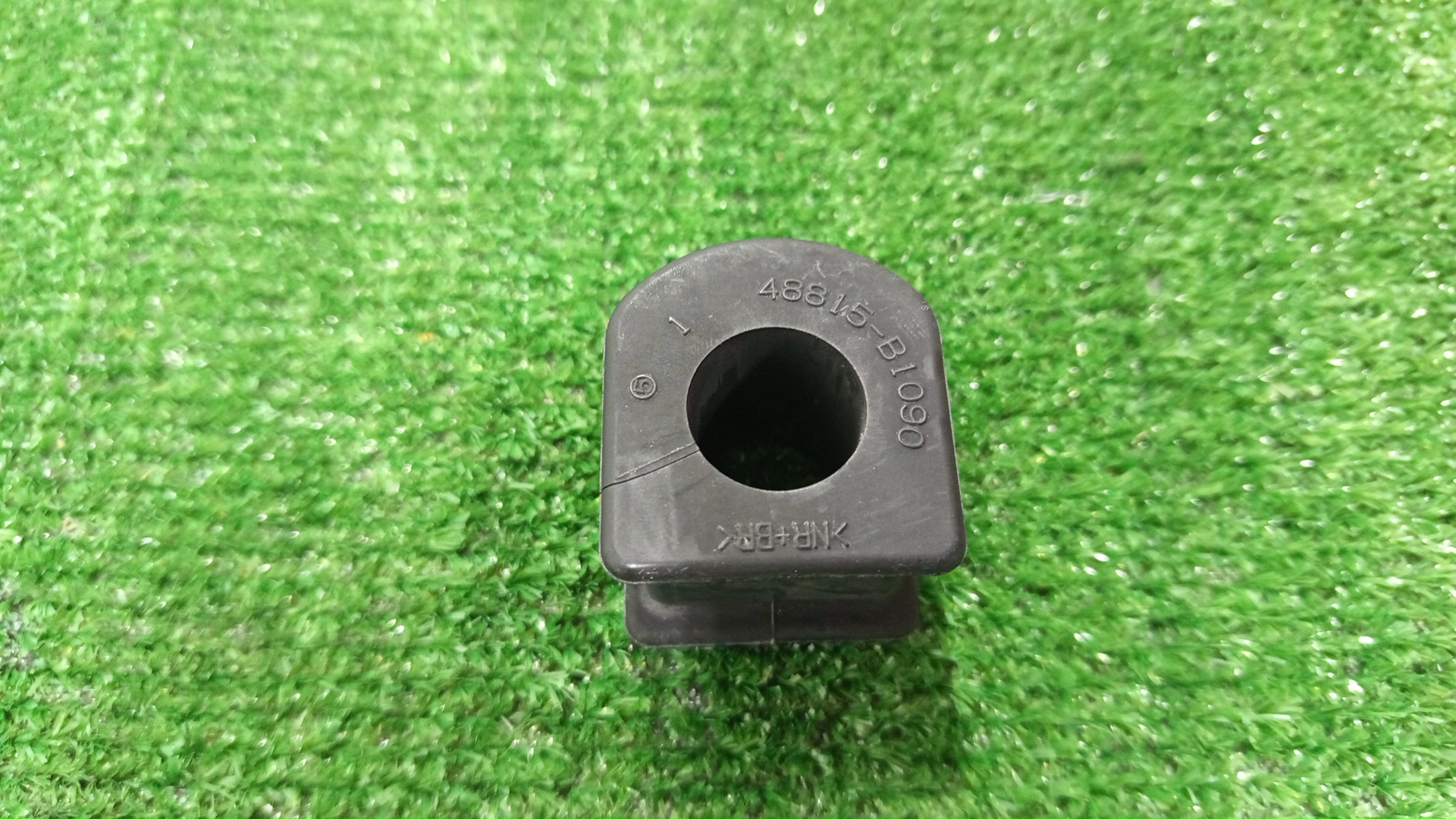 Втулка стабилизатора передняя TOYOTA TANK M910A 48815-B1090 2 ракурс