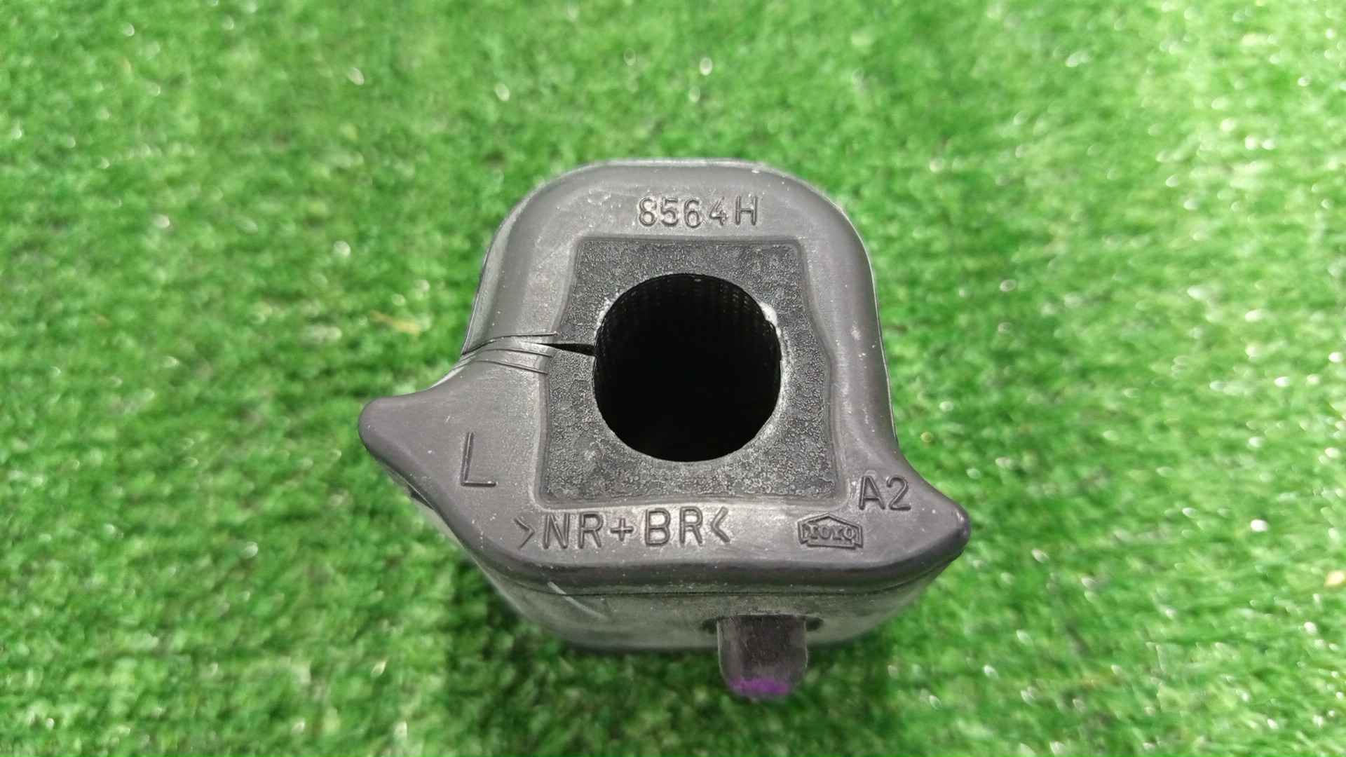 Втулка стабилизатора левая передняя TOYOTA PRIUS ZVW30 48815-47020 3 ракурс