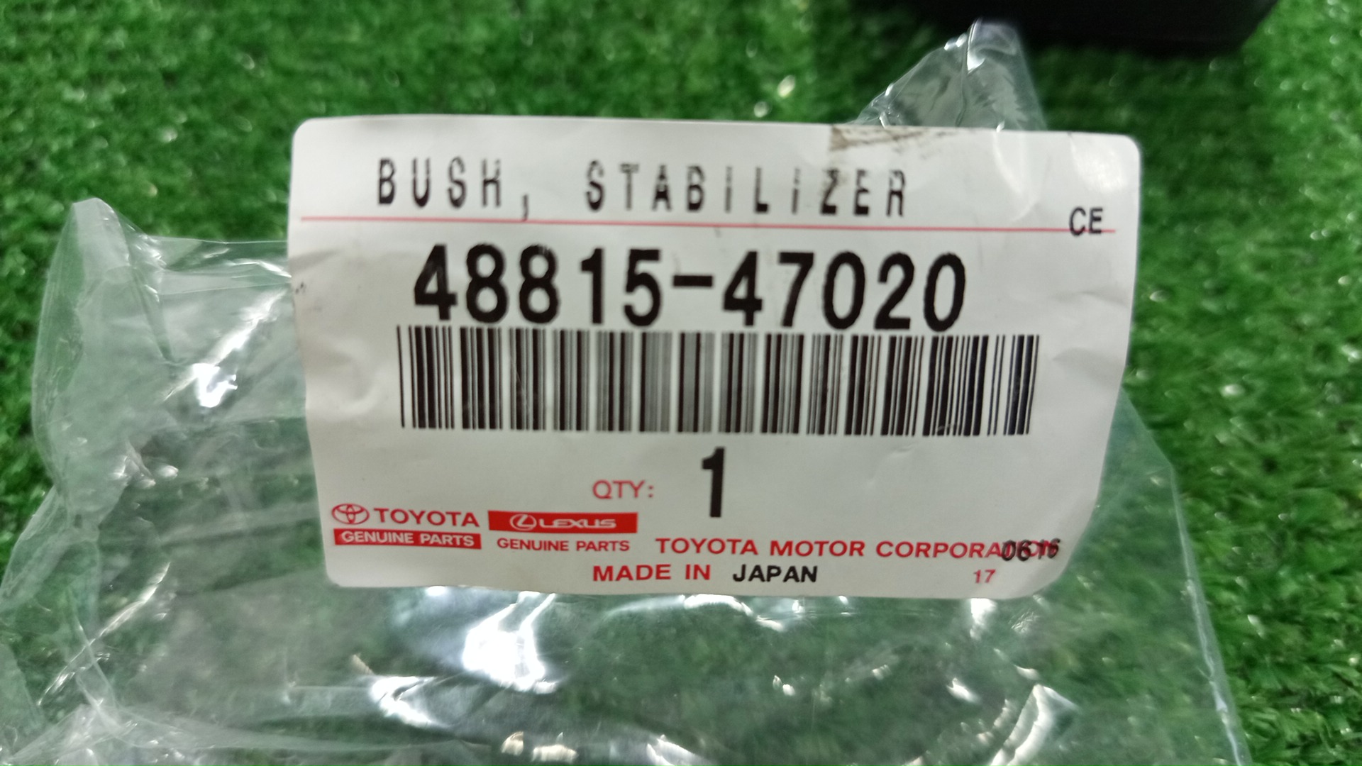 Втулка стабилизатора левая передняя TOYOTA PRIUS ZVW30 48815-47020 4 ракурс