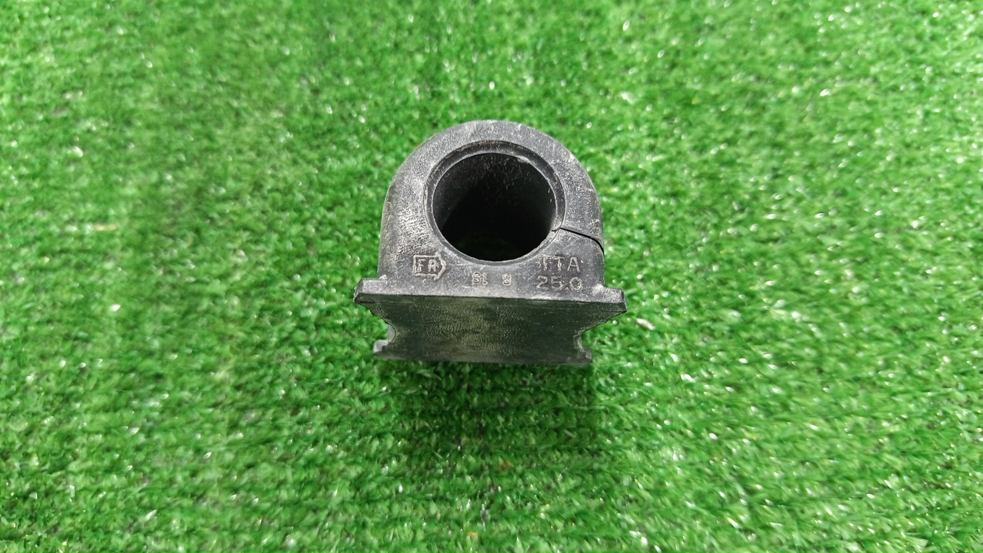 Втулка стабилизатора передняя HONDA N-BOX JF6 51306-TTA-J01 2 ракурс