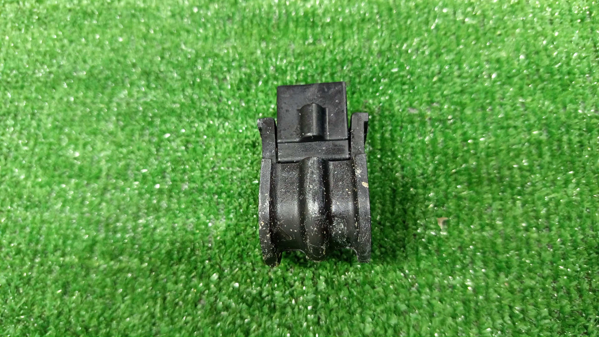 Втулка стабилизатора передняя NISSAN TIIDA C11 54613-ED001 3 ракурс