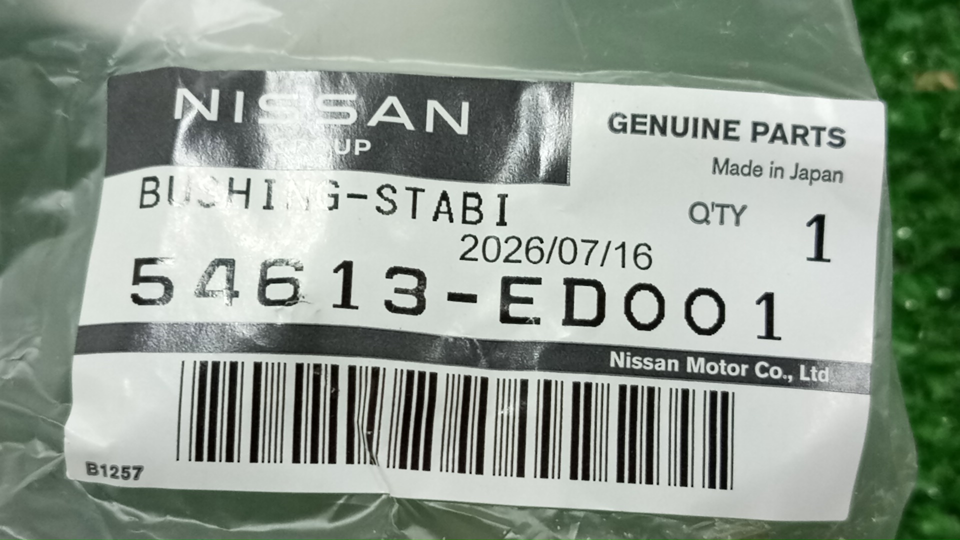 Втулка стабилизатора передняя NISSAN TIIDA C11 54613-ED001 4 ракурс