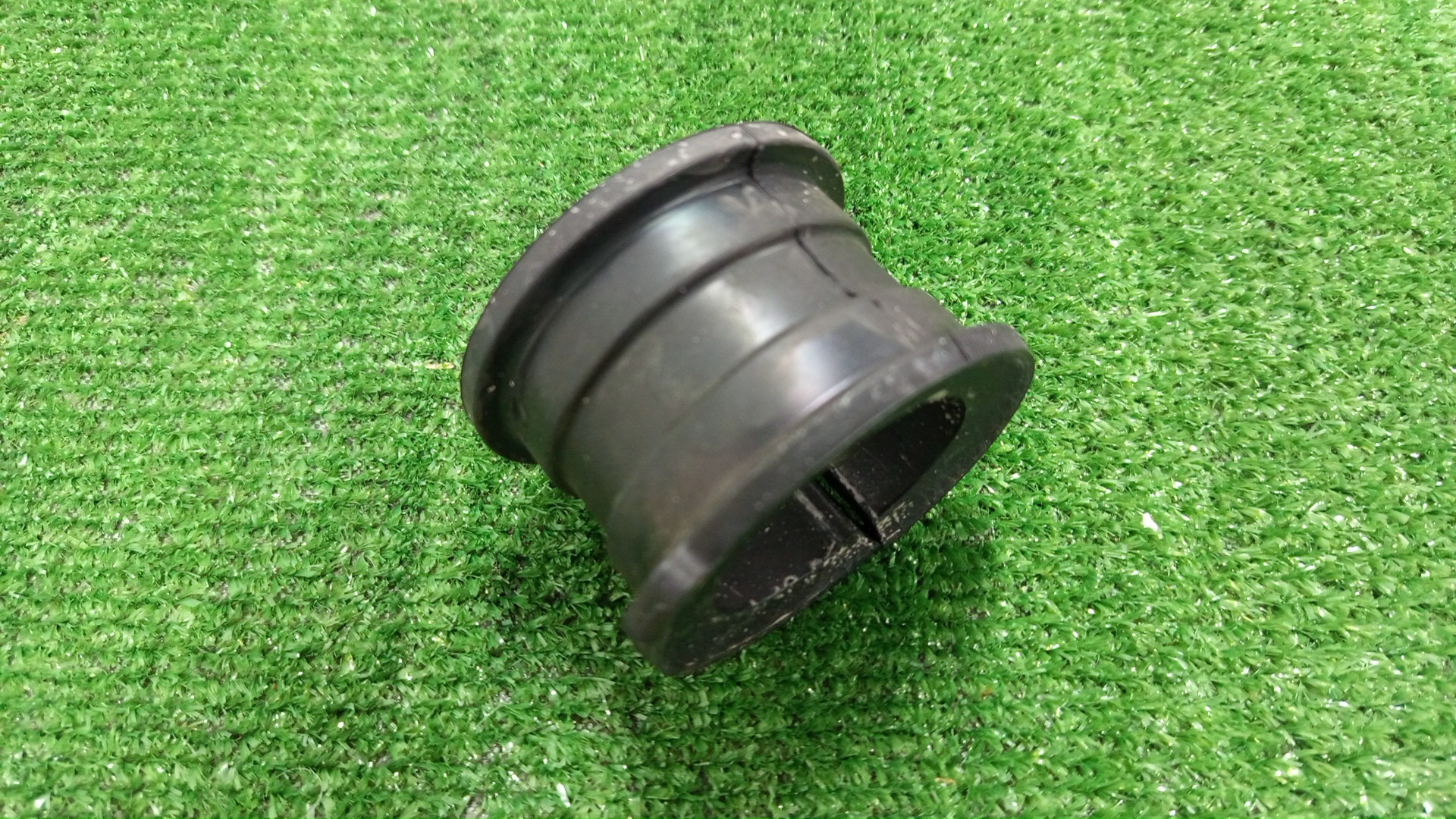 Втулка стабилизатора передняя LEXUS GX470 UZJ120 48815-60200 2 ракурс