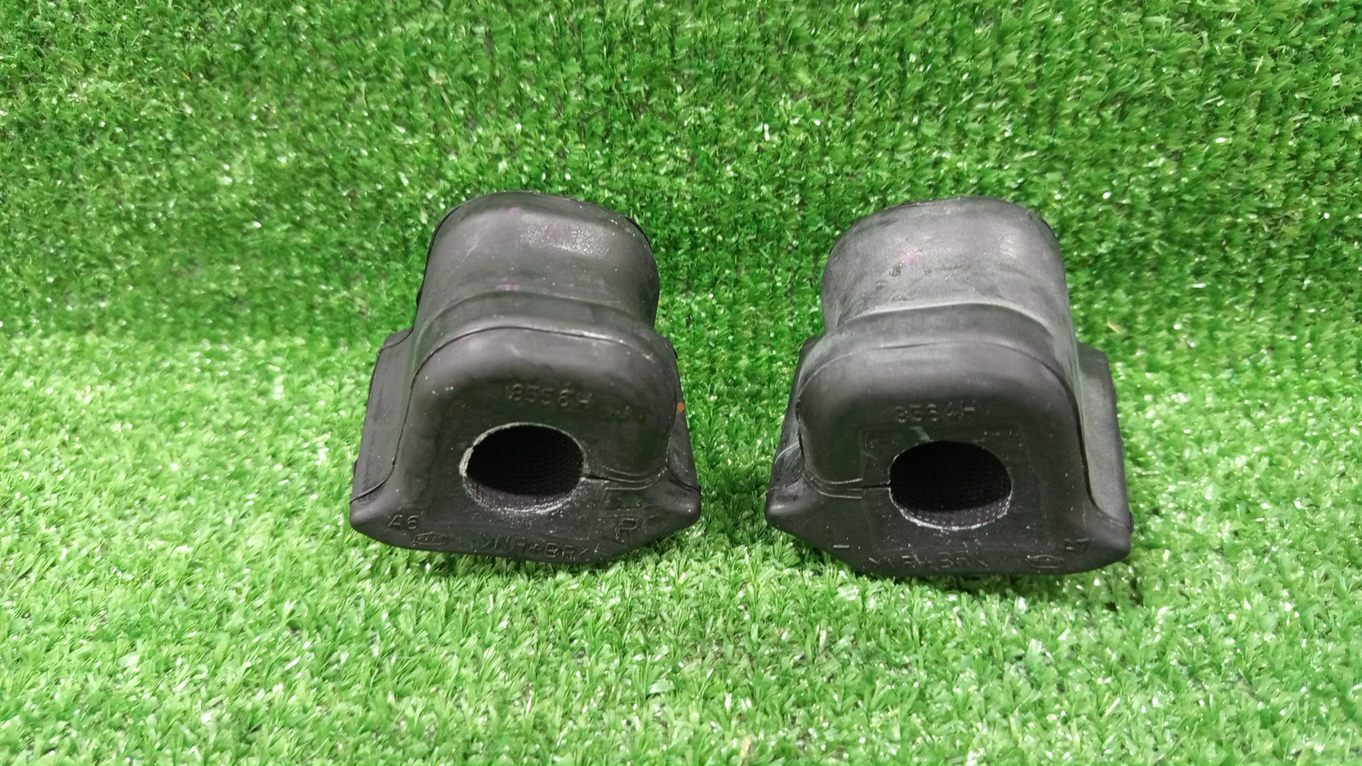 Втулка стабилизатора левая передняя TOYOTA PRIUS ZVW30 48815-47020 48815-47030 1 ракурс