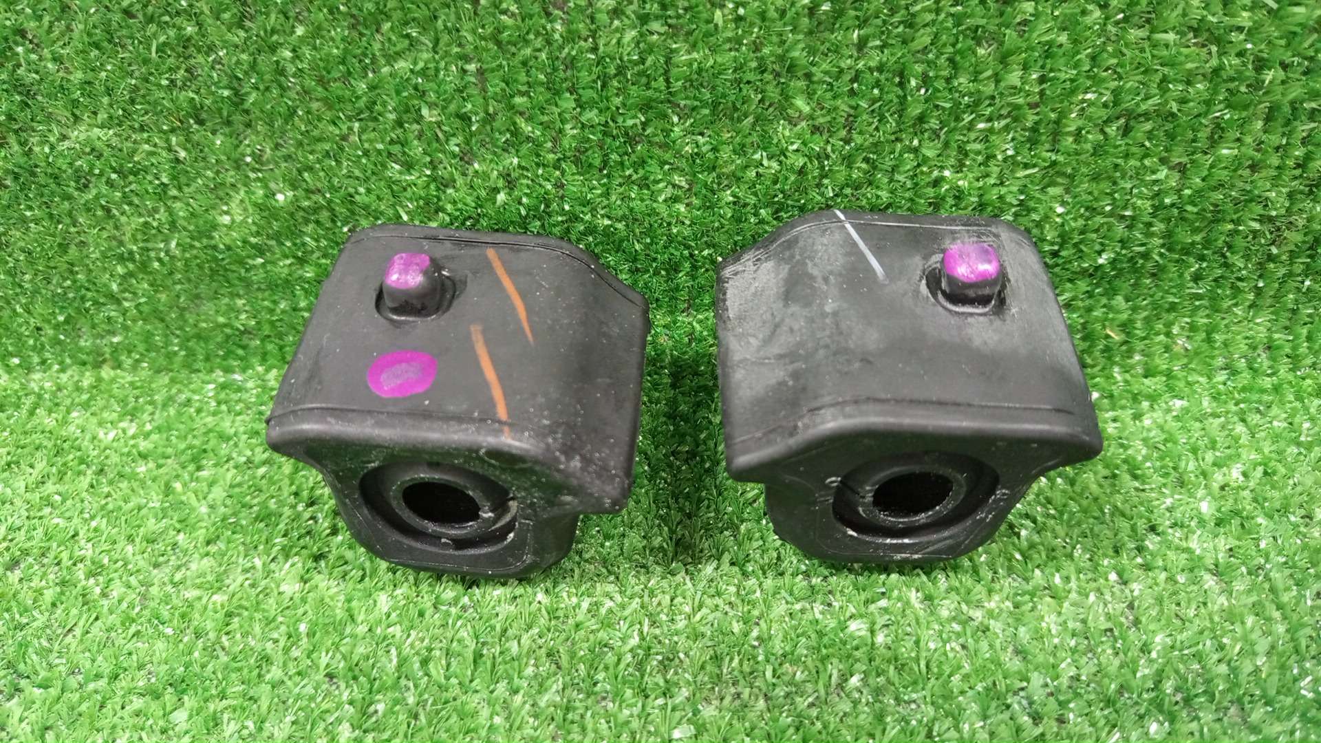 Втулка стабилизатора левая передняя TOYOTA PRIUS ZVW30 48815-47020 48815-47030 2 ракурс