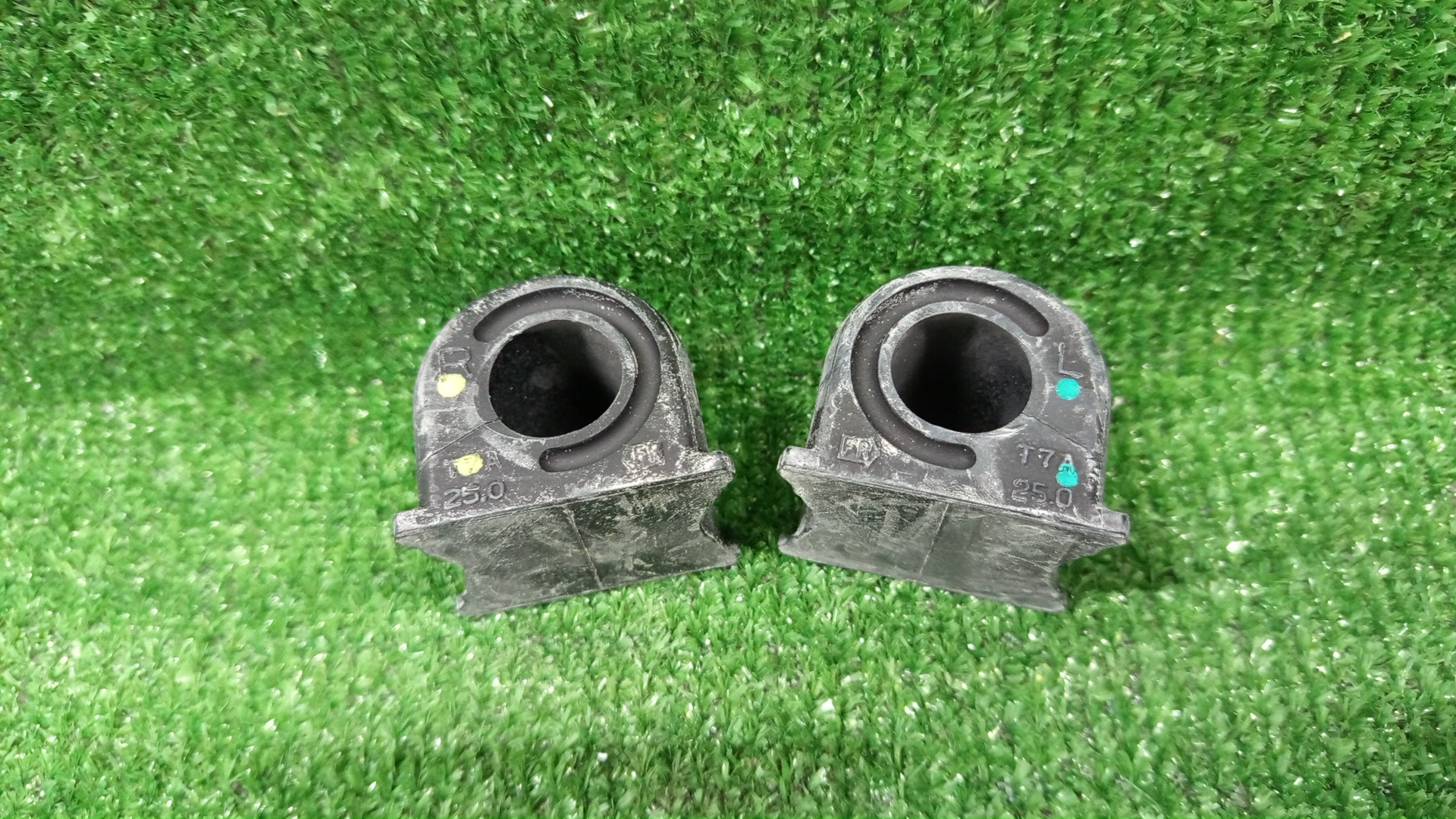 Втулка стабилизатора левая передняя HONDA VEZEL RU3 51306-T7A-J01 51307-T7A-J01 2 ракурс