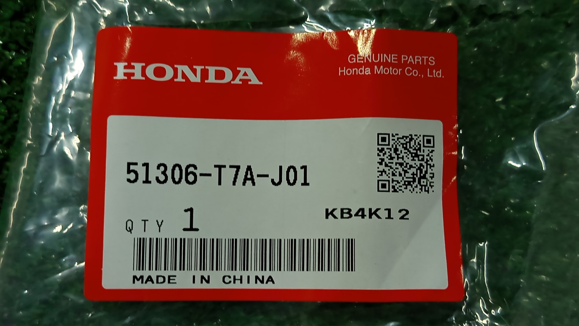 Втулка стабилизатора левая передняя HONDA VEZEL RU3 51306-T7A-J01 51307-T7A-J01 3 ракурс