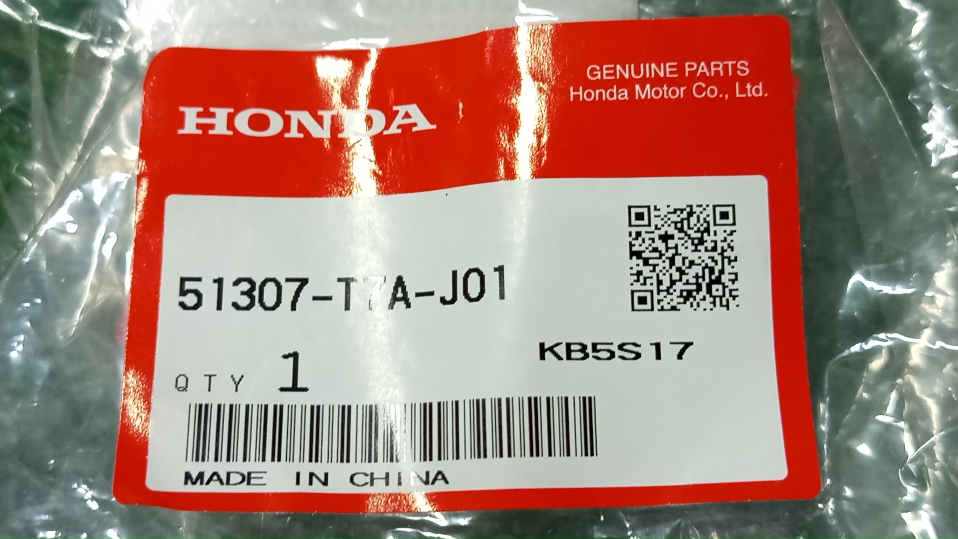 Втулка стабилизатора левая передняя HONDA VEZEL RU3 51306-T7A-J01 51307-T7A-J01 4 ракурс
