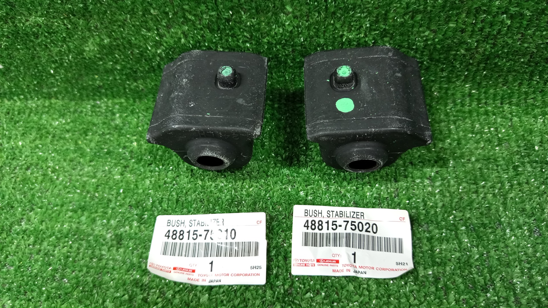 Втулка стабилизатора левая передняя LEXUS CT200H ZWA10 48815-75020 48815-75010 2 ракурс
