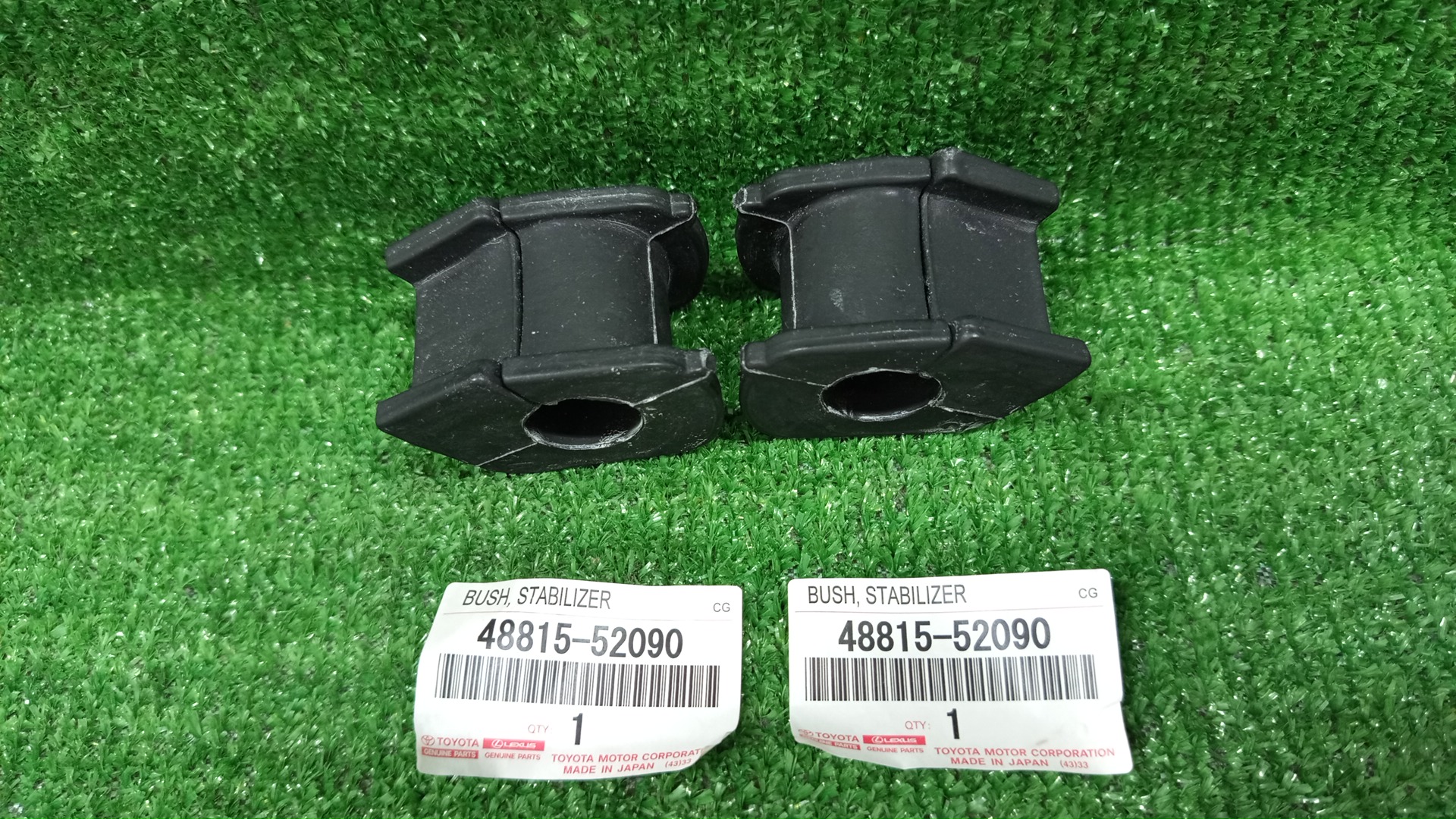 Втулка стабилизатора левая передняя TOYOTA AQUA NHP10 48815-52090 2 ракурс