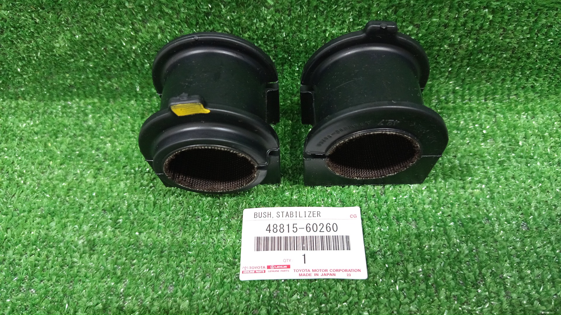 Втулка стабилизатора левая передняя TOYOTA LAND CRUISER URJ202 48815-60260 1 ракурс
