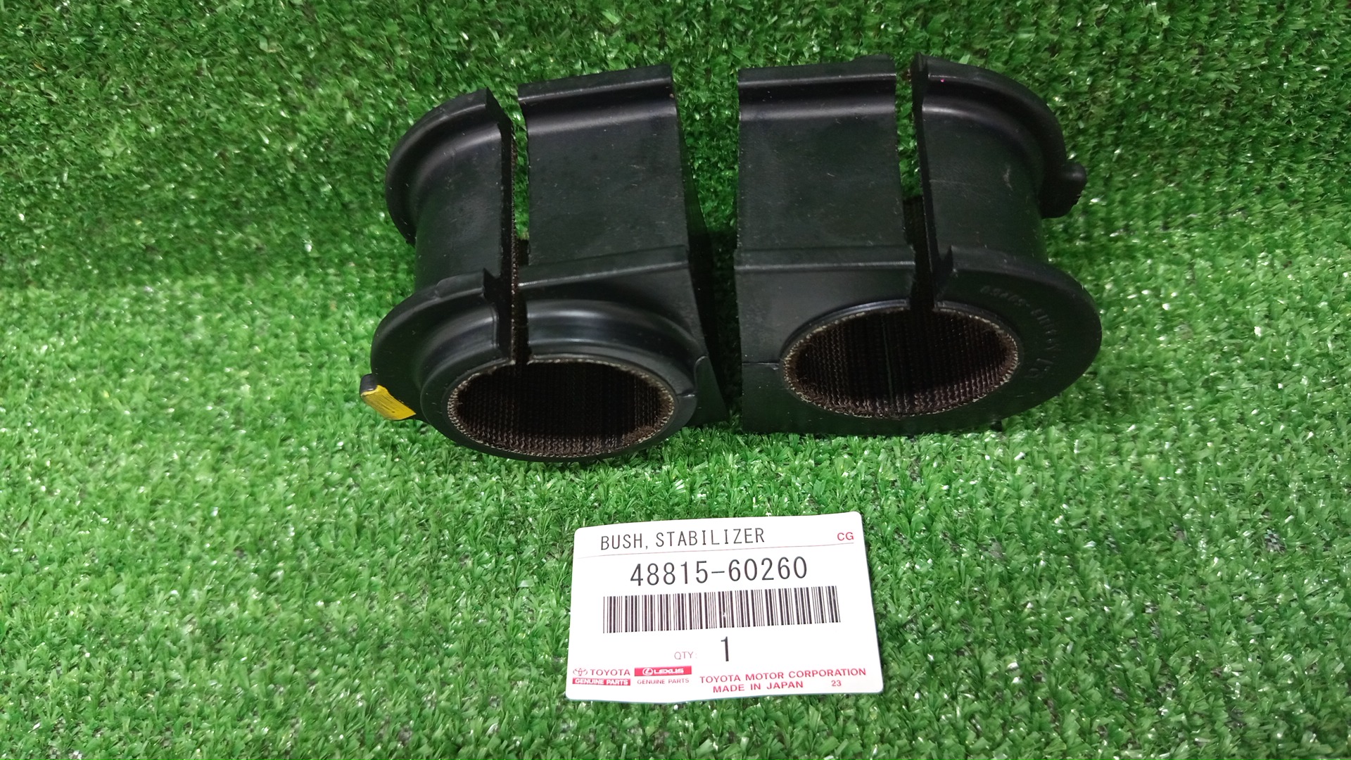 Втулка стабилизатора левая передняя TOYOTA LAND CRUISER URJ202 48815-60260 2 ракурс