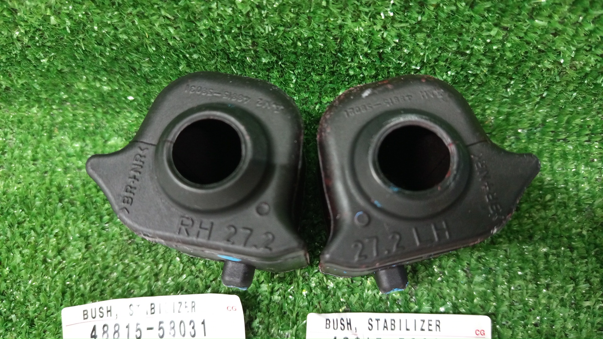 Втулка стабилизатора левая передняя TOYOTA ALPHARD AYH30W 48815-58031 48815-58021 3 ракурс