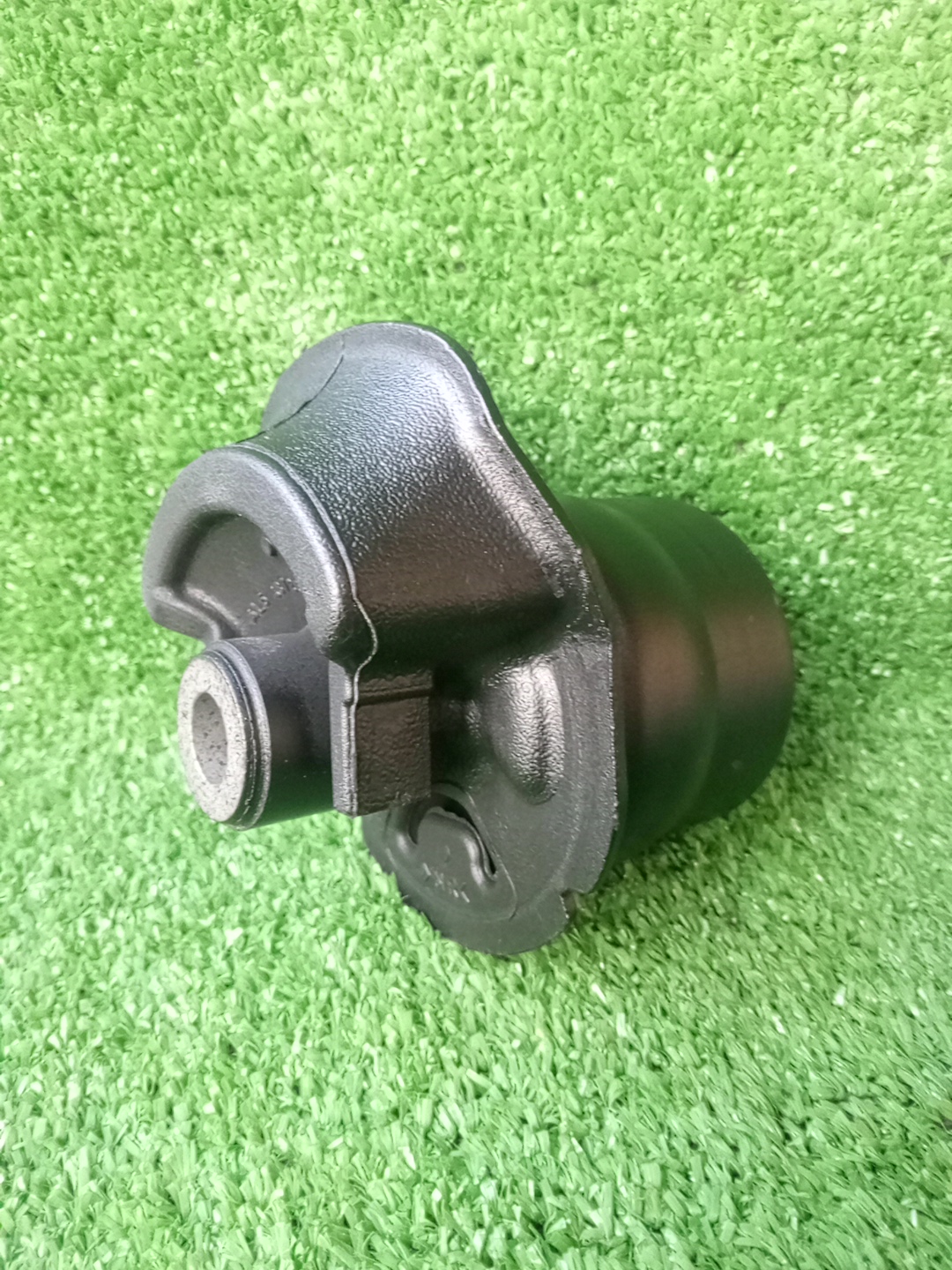 Сайлентблок задний TOYOTA COROLLA RUNX NZE124 48725-12560 1 ракурс