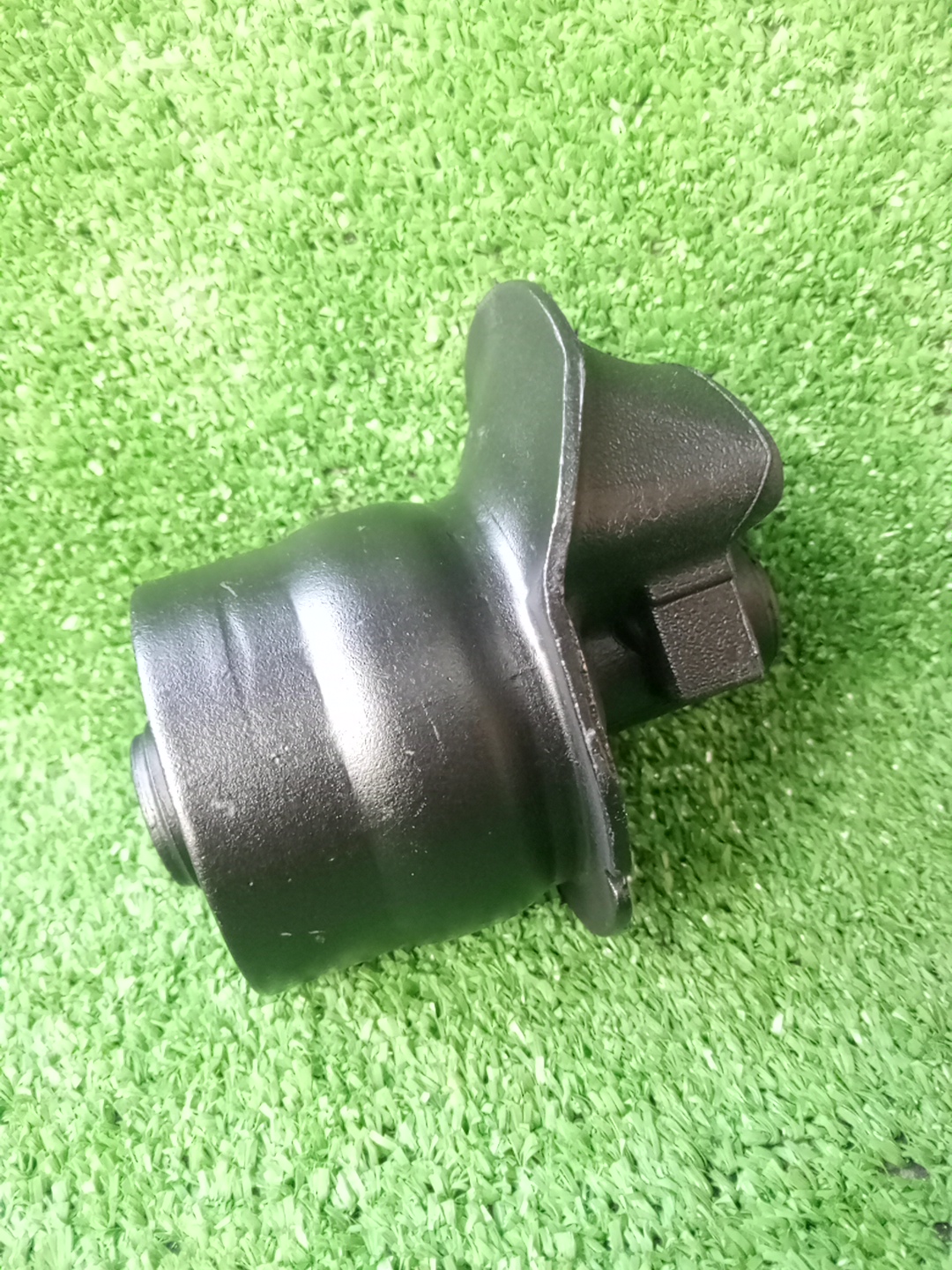 Сайлентблок задний TOYOTA COROLLA RUNX NZE124 48725-12560 2 ракурс