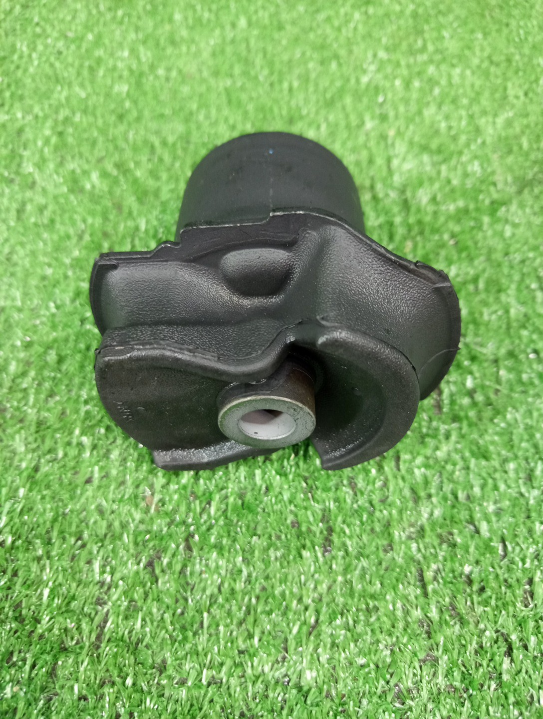 Сайлентблок задний TOYOTA ISIS ZNM10G 48725-28091 1 ракурс