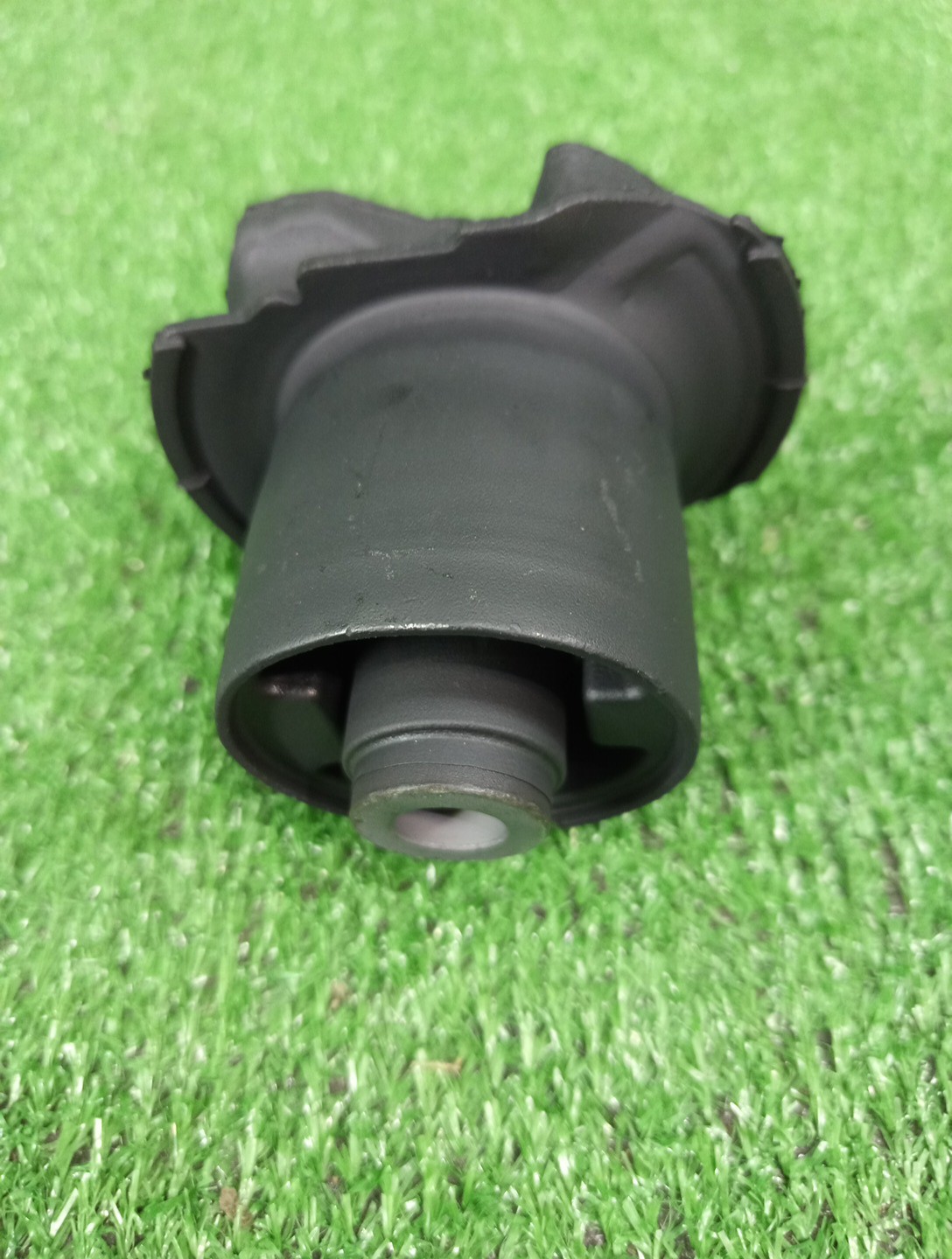 Сайлентблок задний TOYOTA ISIS ZNM10G 48725-28091 2 ракурс