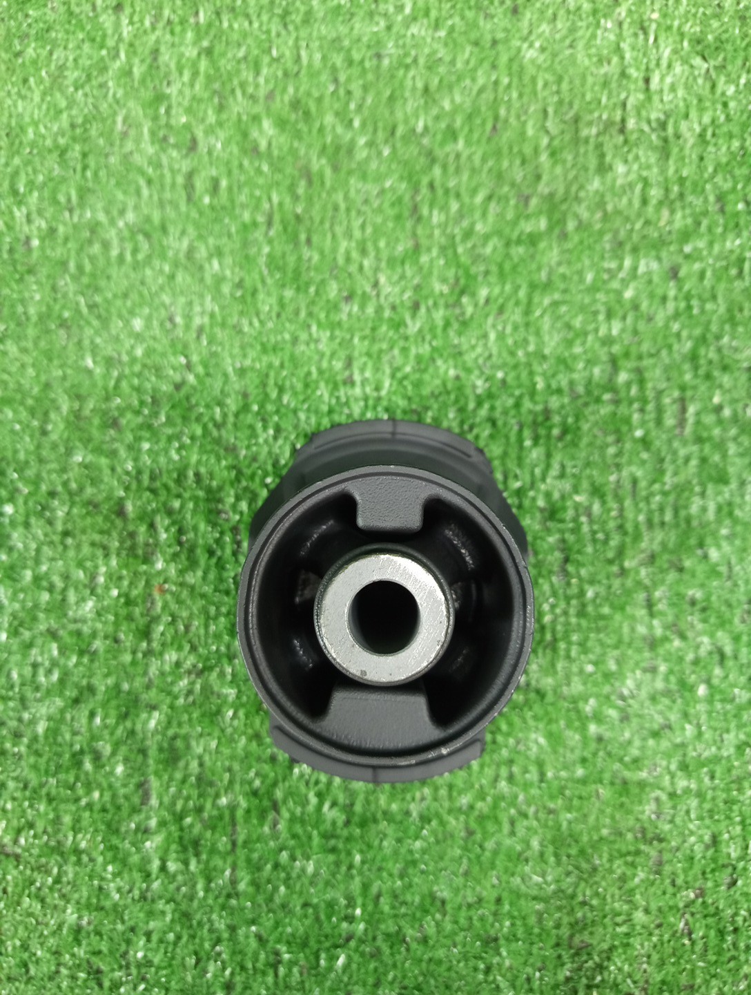 Сайлентблок задний TOYOTA ISIS ZNM10G 48725-28091 3 ракурс