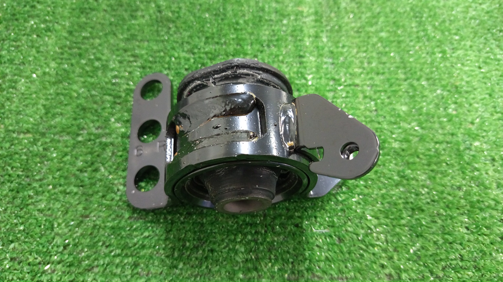 Сайлентблок правый задний TOYOTA WISH ZGE25G 48060-68030 2 ракурс