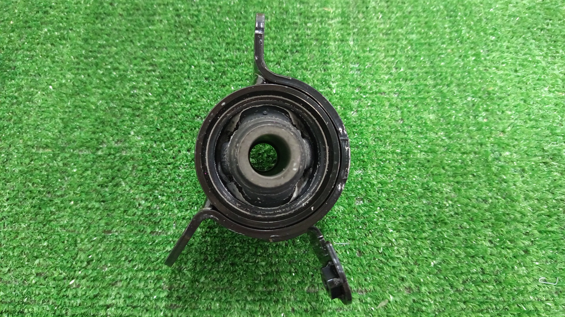 Сайлентблок правый задний TOYOTA WISH ZGE25G 48060-68030 4 ракурс
