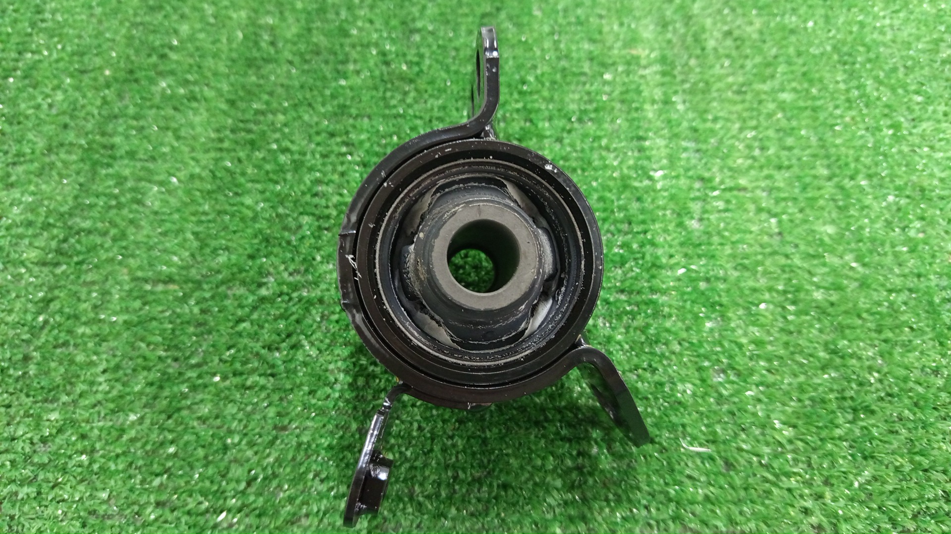Сайлентблок левый задний TOYOTA WISH ZGE25G 48070-68030 4 ракурс