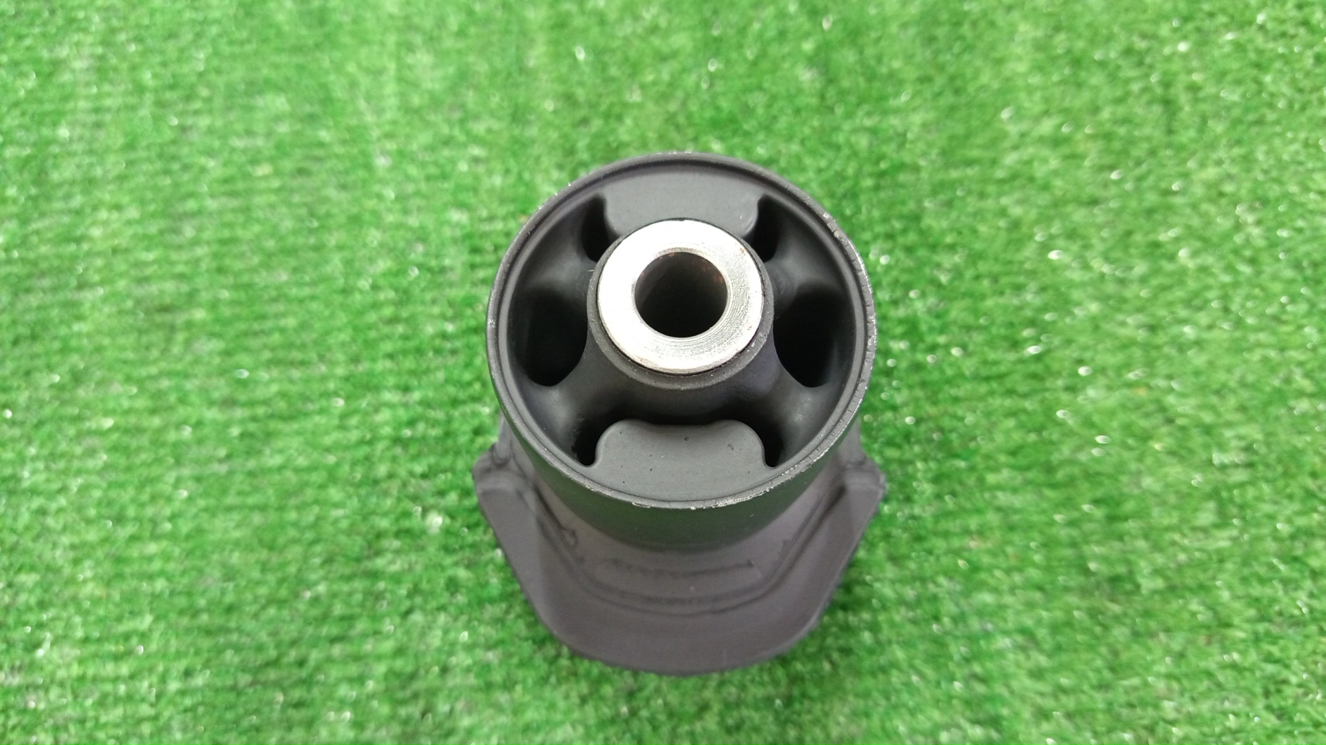 Сайлентблок задний TOYOTA VOXY ZWR80G 48725-28080 3 ракурс