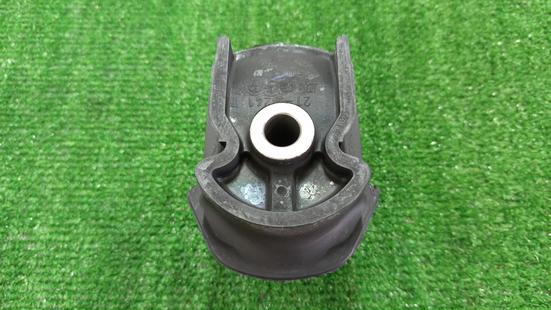 Сайлентблок задний TOYOTA VOXY ZWR80G 48725-28080 4 ракурс