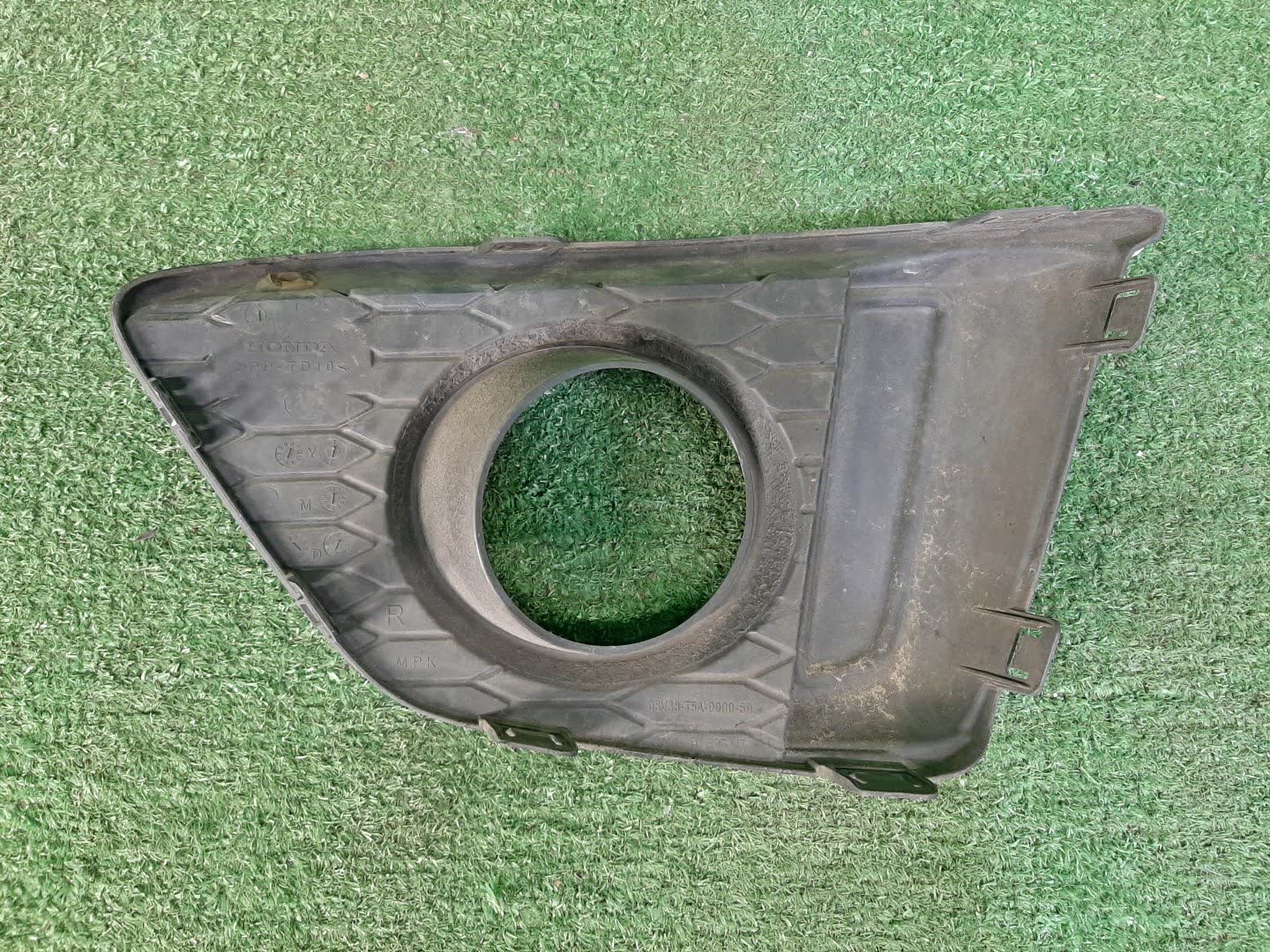 Заглушка бампера правая передняя HONDA FIT GP6 08V38-T5A-0000-50 2 ракурс