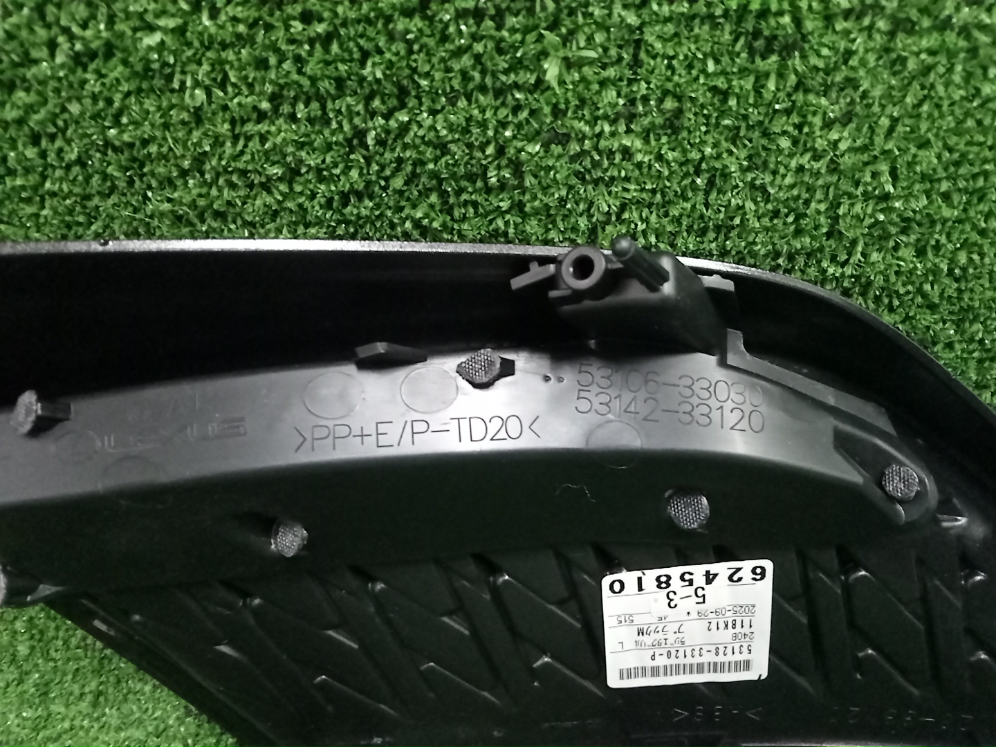 Заглушка бампера левая передняя LEXUS ES300H AXZH10 53106-33030 3 ракурс