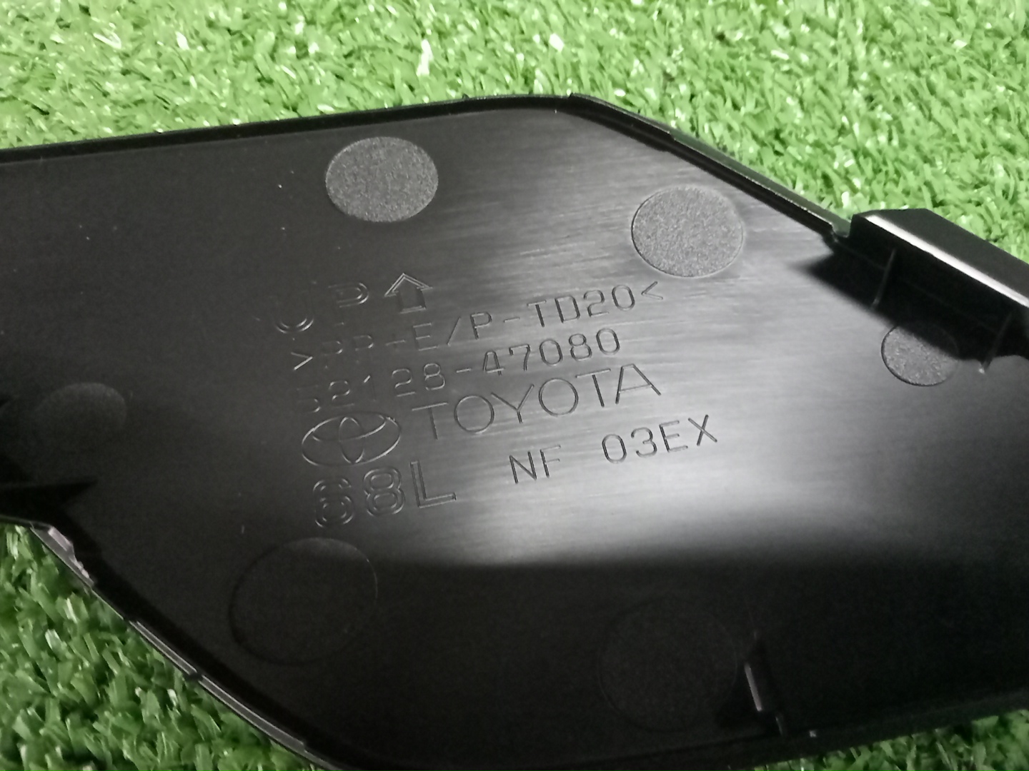 Заглушка бампера левая передняя TOYOTA PRIUS PHV ZVW52 52128-47080-A0 3 ракурс