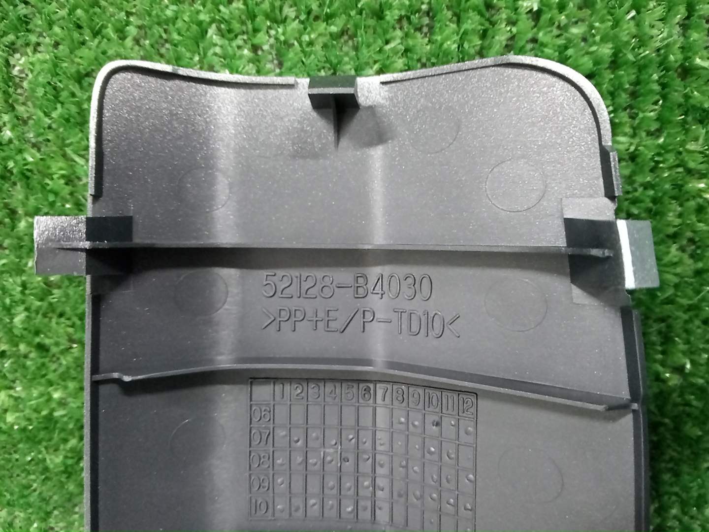 Заглушка бампера передняя TOYOTA RUSH J210E 52128-B4030-B0 3 ракурс