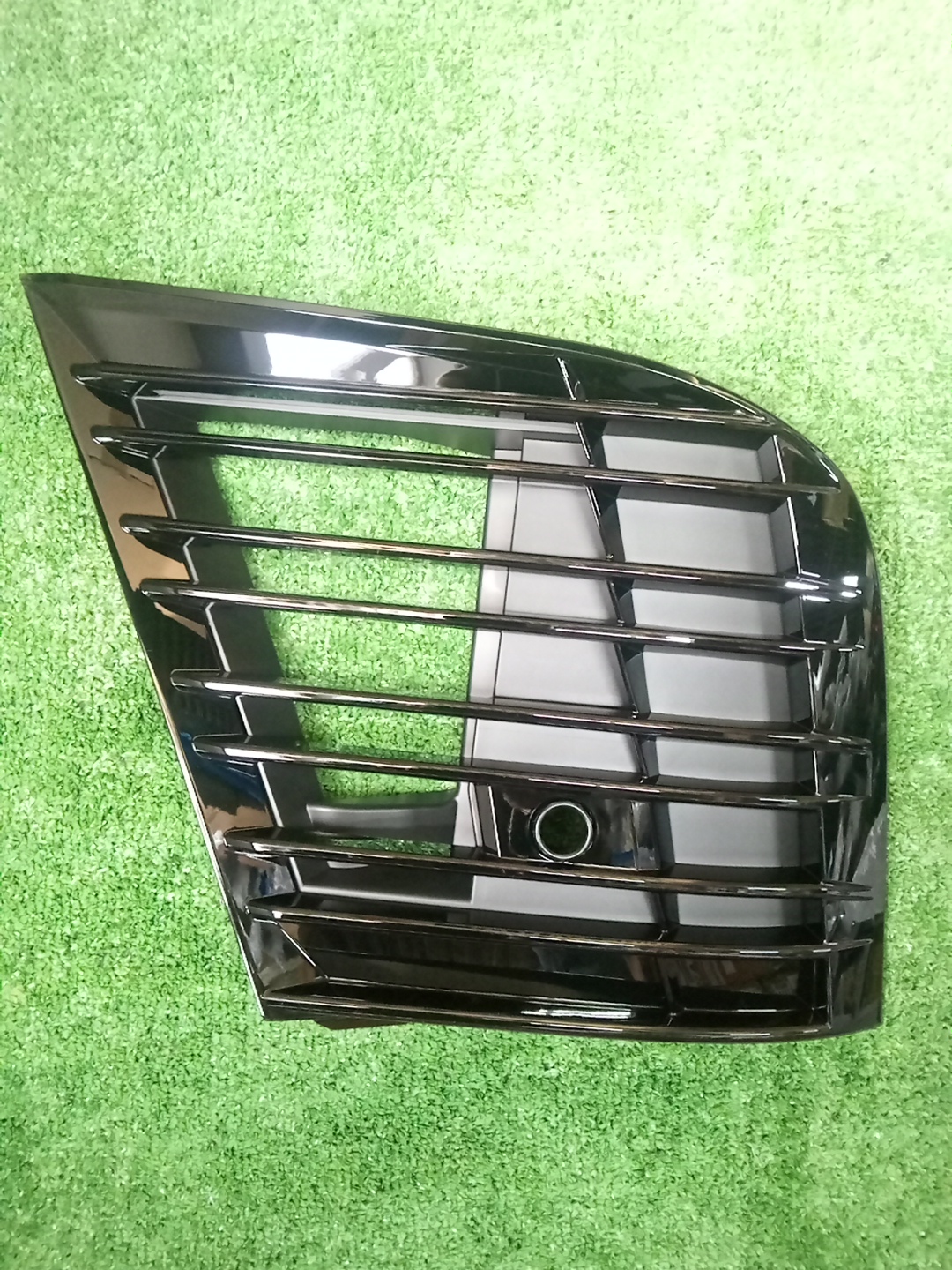 Заглушка бампера левая передняя LEXUS LX600 VJA310W 81482-60180 2 ракурс
