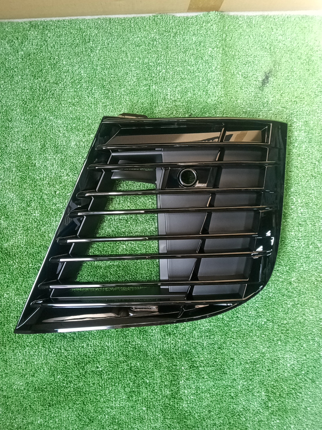 Заглушка бампера правая передняя LEXUS LX600 VJA310W 81481-60180 3 ракурс
