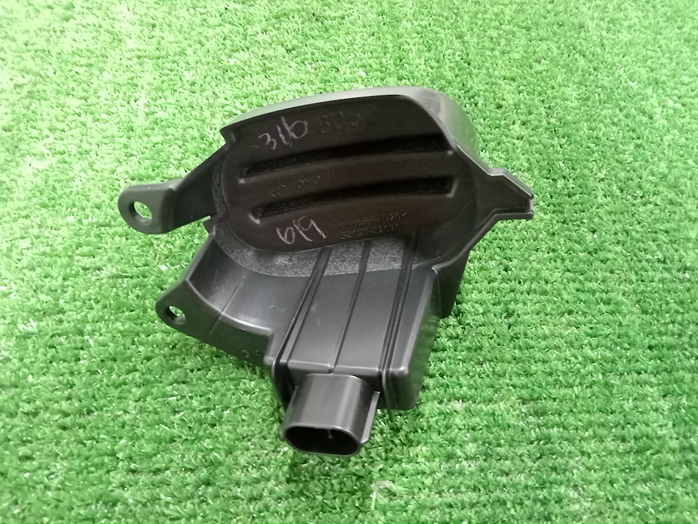 Заглушка бампера левая передняя TOYOTA SIENTA NCP175G 52126-52070 2 ракурс