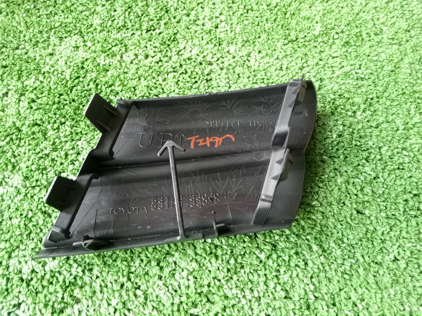 Заглушка бампера передняя TOYOTA CAMRY AXVH70 53128-33030 2 ракурс