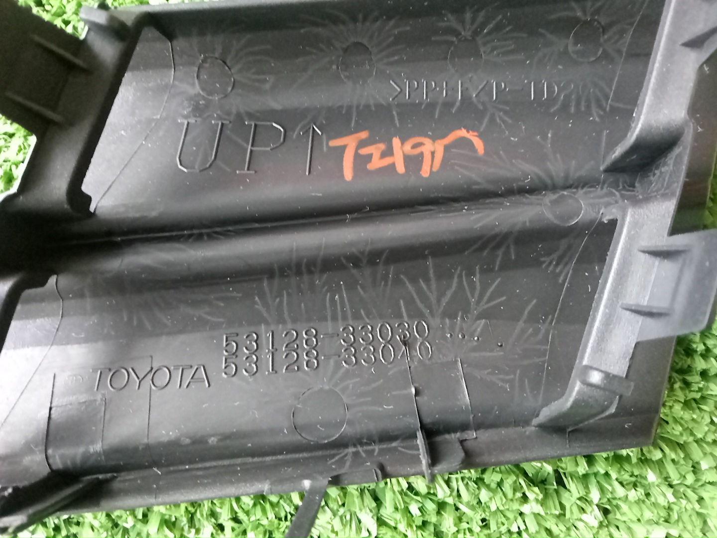 Заглушка бампера передняя TOYOTA CAMRY AXVH70 53128-33030 3 ракурс