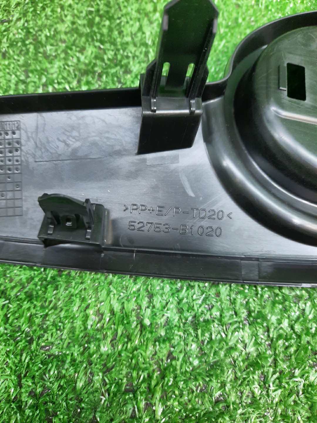 Заглушка бампера левая задняя TOYOTA PASSO M700A 52753-B1020-C0 3 ракурс