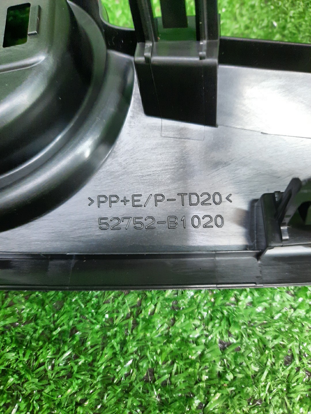 Заглушка бампера правая задняя TOYOTA PASSO M700A 52752-B1020-C0 3 ракурс