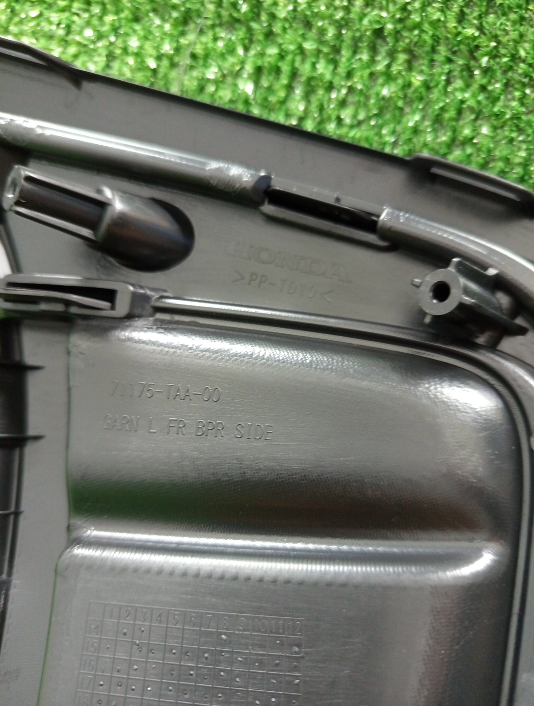 Заглушка бампера левая передняя HONDA STEPWGN RP1 71108-TAA-981 3 ракурс