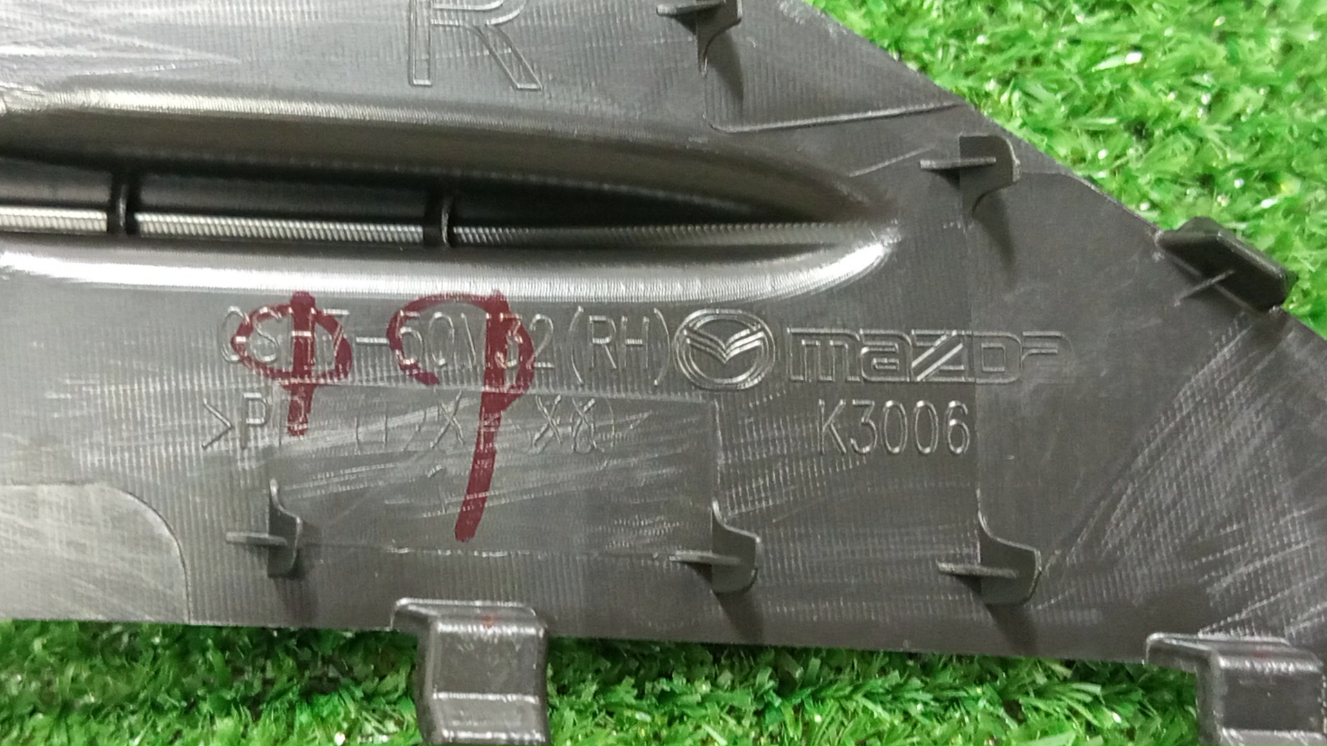 Заглушка бампера правая передняя MAZDA ATENZA GJ2FP GSH7-50-M32 3 ракурс