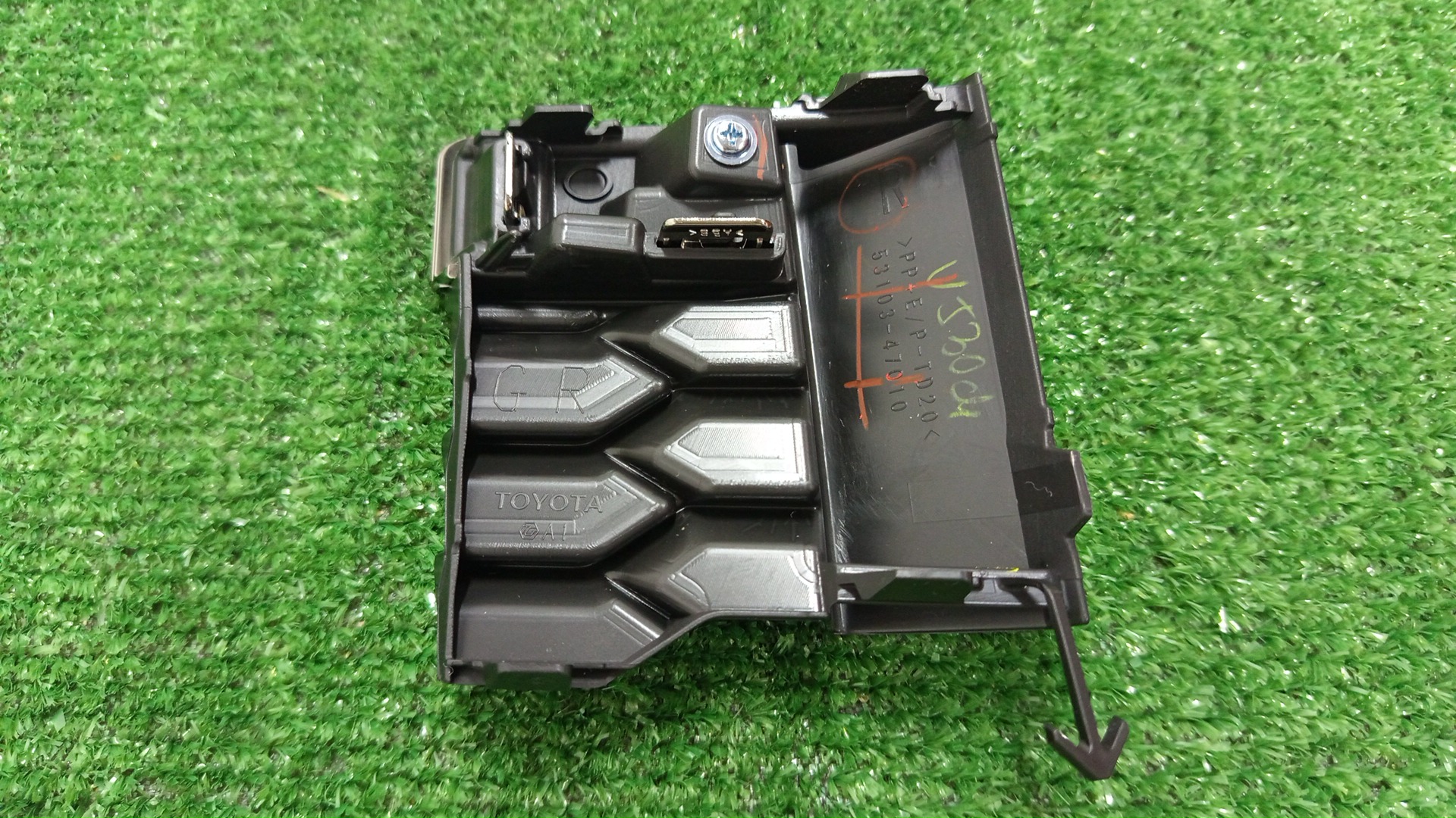 Заглушка бампера правая передняя TOYOTA PRIUS PHV ZVW52 53103-47010 2 ракурс