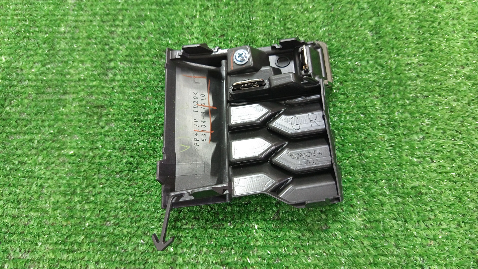 Заглушка бампера левая передняя TOYOTA PRIUS PHV ZVW52 53104-47010 2 ракурс