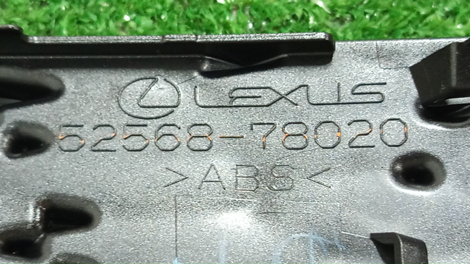 Заглушка бампера левая задняя LEXUS NX200t AGZ15 52568-78020 3 ракурс