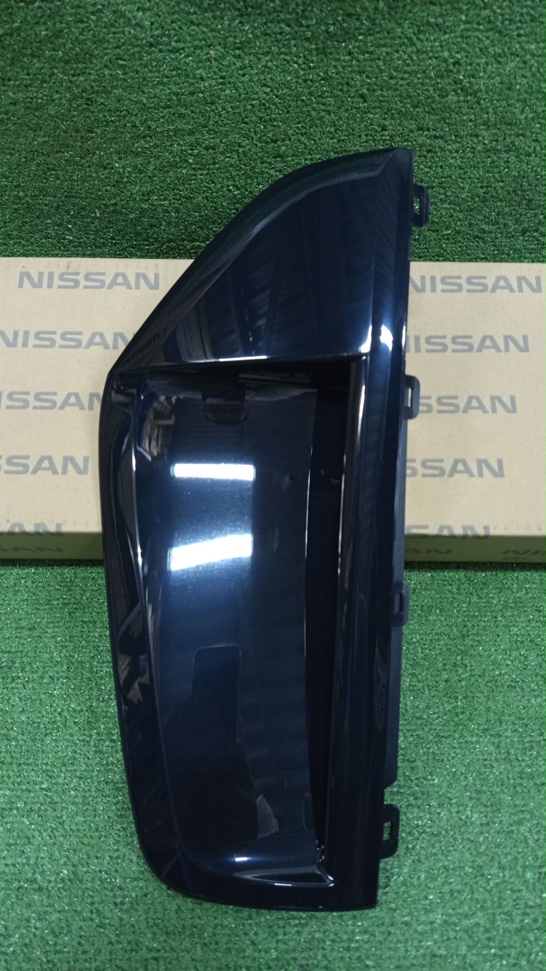 Заглушка бампера левая передняя NISSAN SERENA FC28 62257-7DF0A 1 ракурс