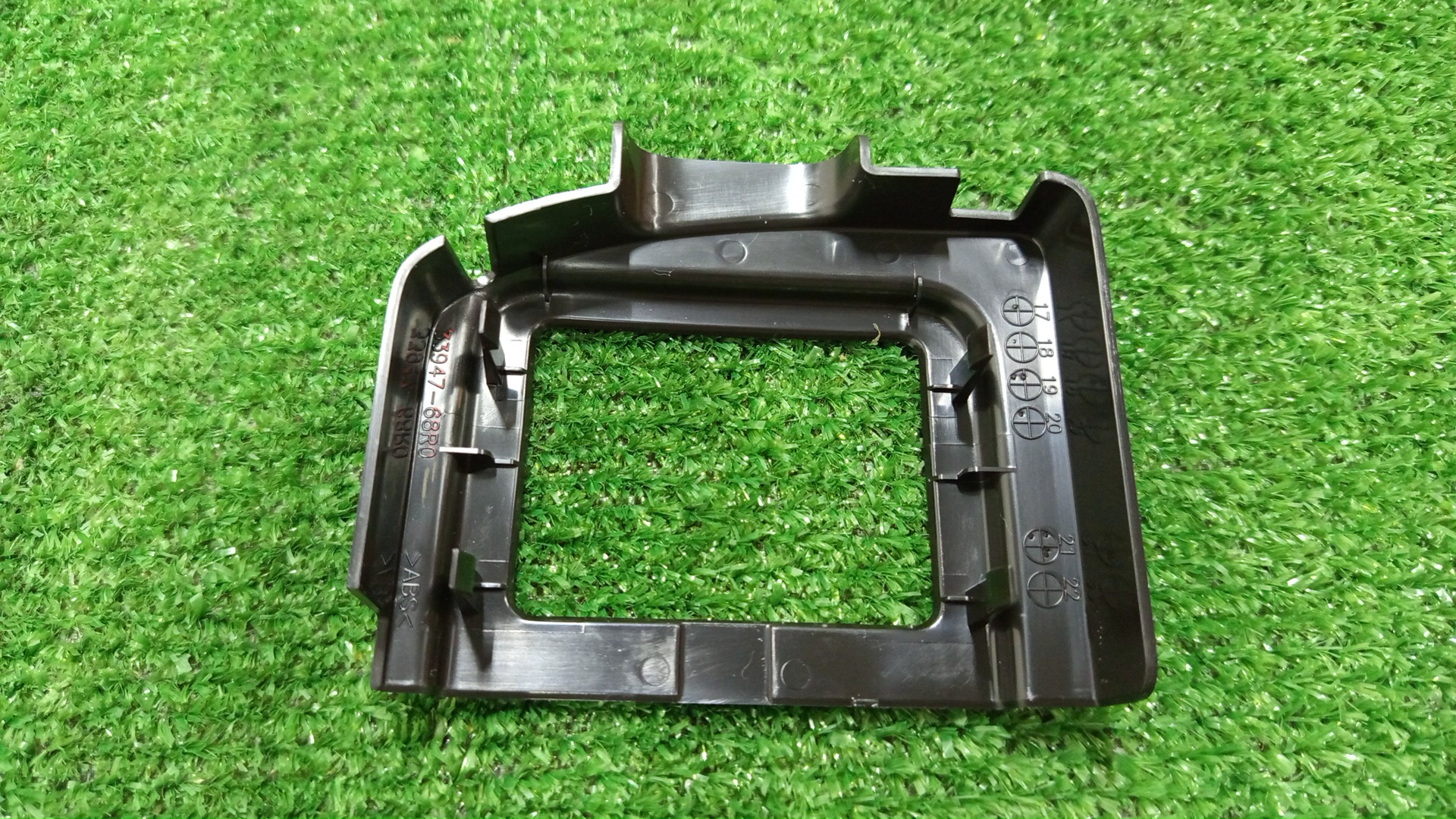 Заглушка бампера SUZUKI SWIFT ZC33S 33947-68R00 2 ракурс