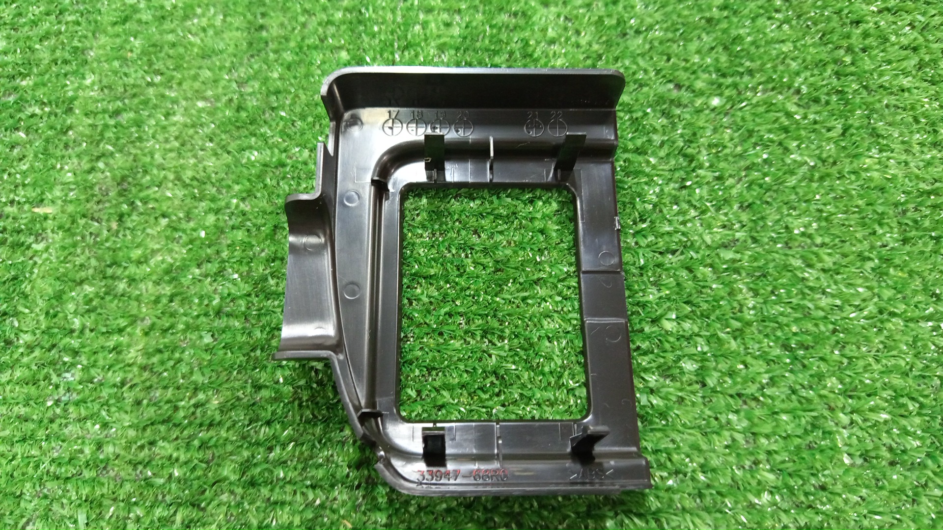Заглушка бампера SUZUKI SWIFT ZC33S 33947-68R00 3 ракурс