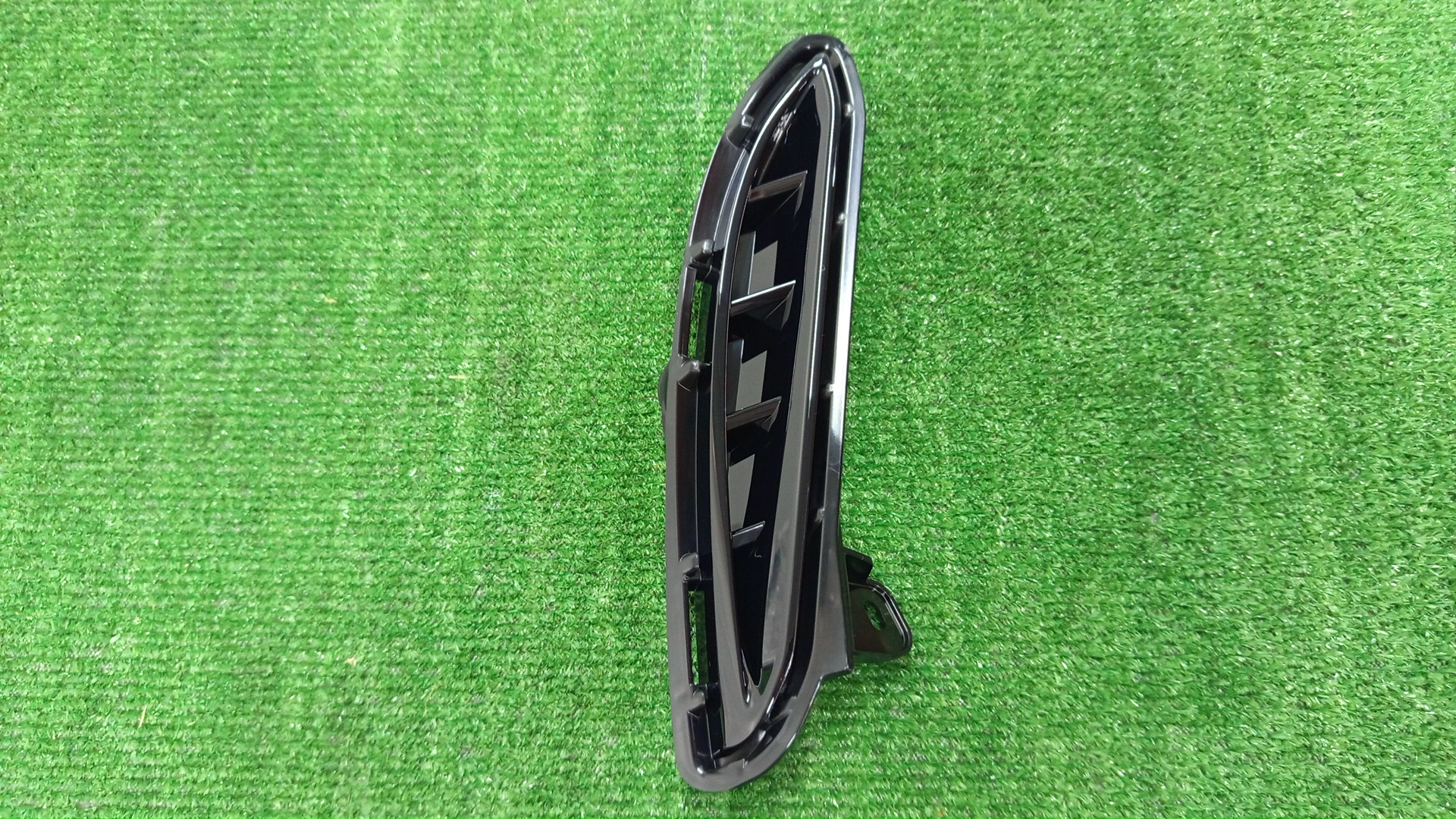 Заглушка бампера правая передняя TOYOTA HARRIER AXUH85 52127-48200 1 ракурс