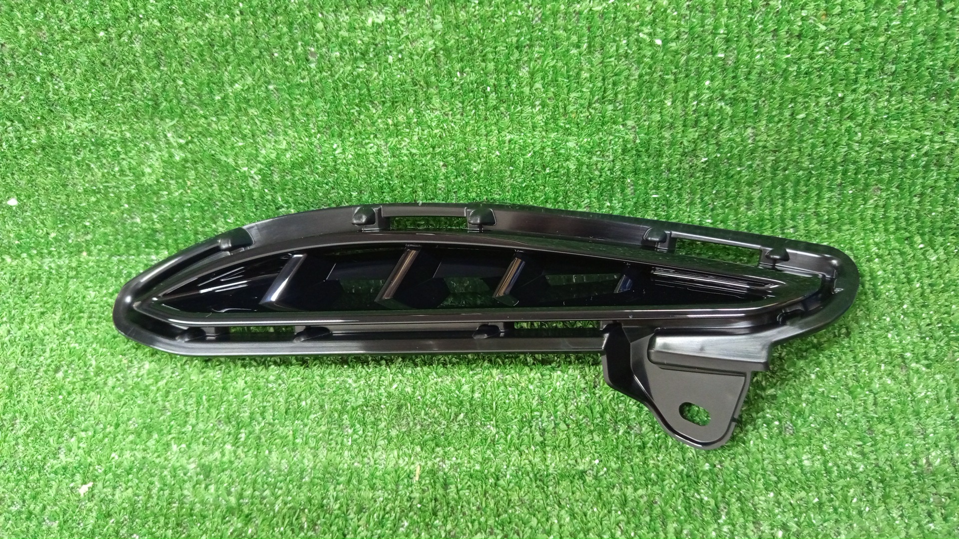 Заглушка бампера левая передняя TOYOTA HARRIER AXUH85 52128-48170 1 ракурс