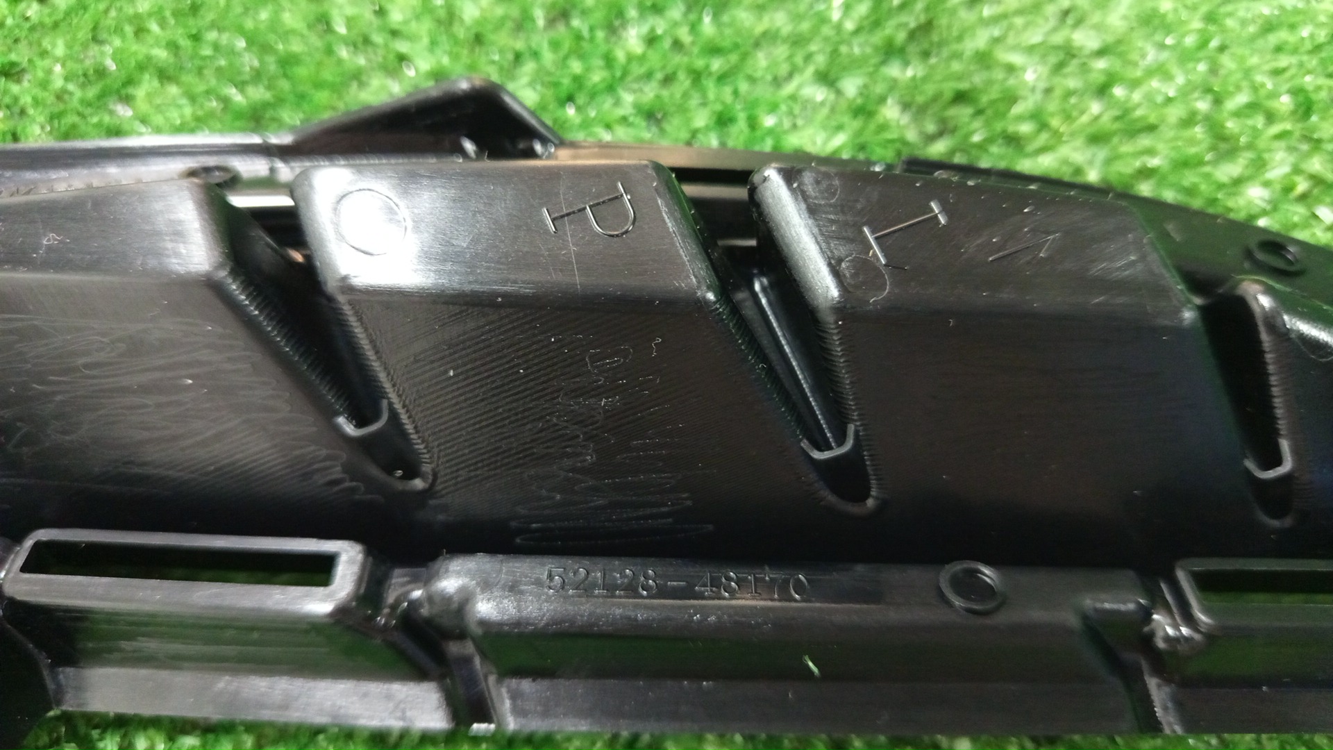 Заглушка бампера левая передняя TOYOTA HARRIER AXUH85 52128-48170 3 ракурс